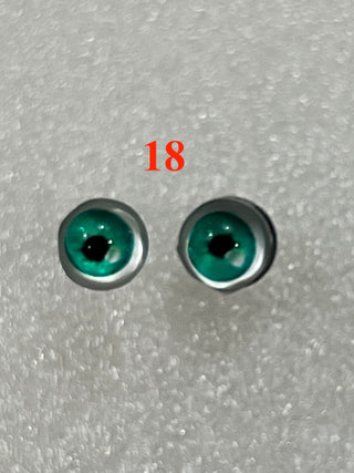 6.6 mm amazingly detailed, glass cabochon reptile/animal eyes with pins