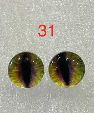 8 mm  amazingly detailed glass cabochon, animal/reptile eyes with pins