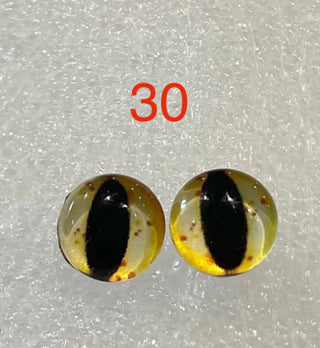 8 mm  amazingly detailed glass cabochon, animal/reptile eyes with pins