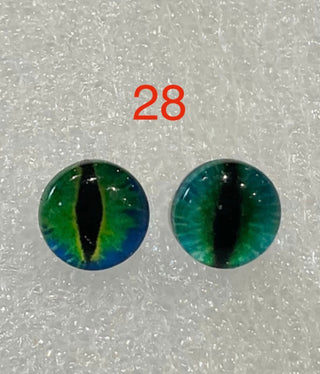 8 mm  amazingly detailed glass cabochon, animal/reptile eyes with pins