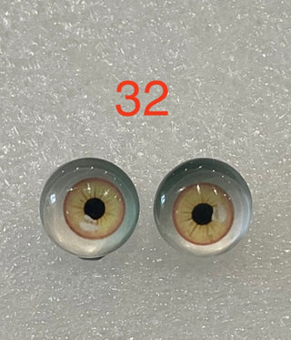 8 mm  amazingly detailed glass cabochon, animal/reptile eyes with pins